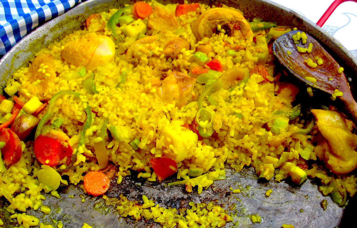arroz con pollo in a large pan